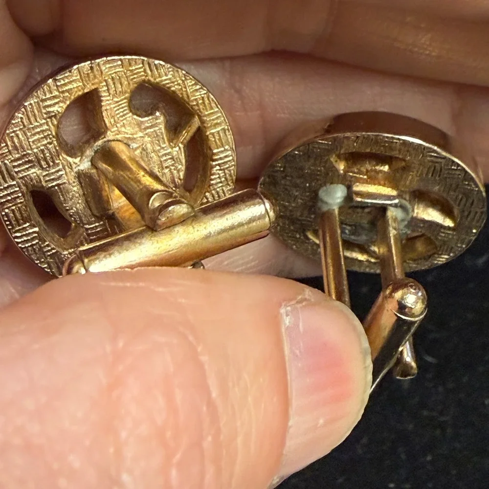 N/A one cufflink